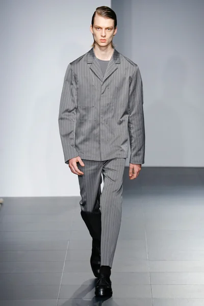 Look 16